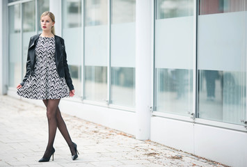 junge moderne Frau