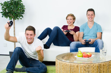 freunde spielen zusammnen