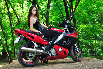Fototapeta na wymiar The girl on a sports bike in the woods