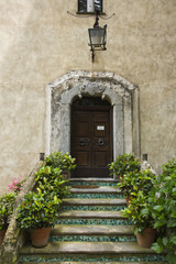 Fototapeta na wymiar Rośliny doniczkowe na schodach budynku, Ravello, Wybrzeże Amalfi, Salerno, Kampania, Włochy