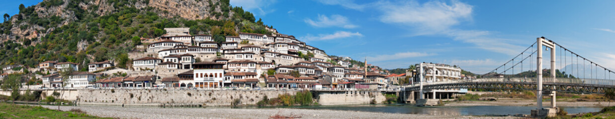 Fototapeta na wymiar Zabytkowa dzielnica Berat na rzece Osum