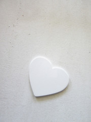 weißes Herz auf altem weissem hölzernen Hintergrund 14