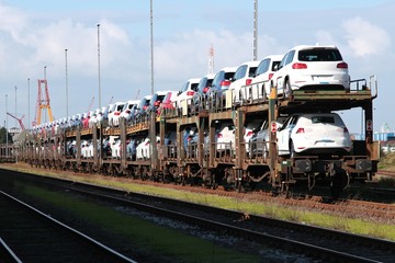 Fototapeta premium Neuwagen auf Autozug