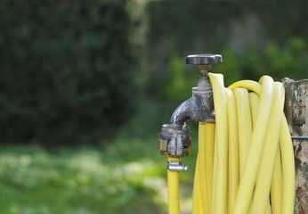 Wasserhahn mit Gartenschlauch