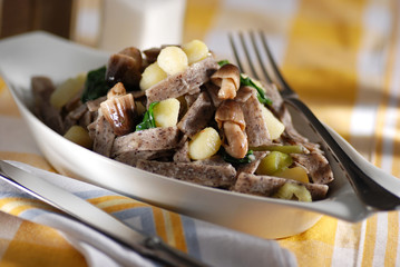 pizzoccheri fatti in casa con patate e funghi di bosco
