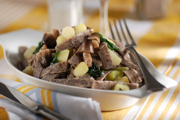 pizzoccheri fatti in casa con patate e funghi di bosco