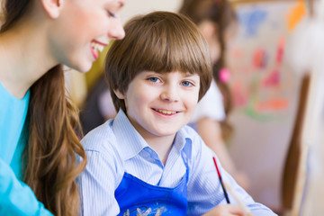Obraz premium Children painting with teacher