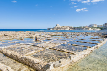 Fototapeta na wymiar Sól patelnie w Gozo, Malta pobliżu Qbajjar.