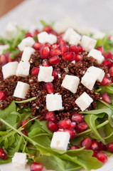 Salat mit Quinoa, Feta Käse und Granatapfelkernen