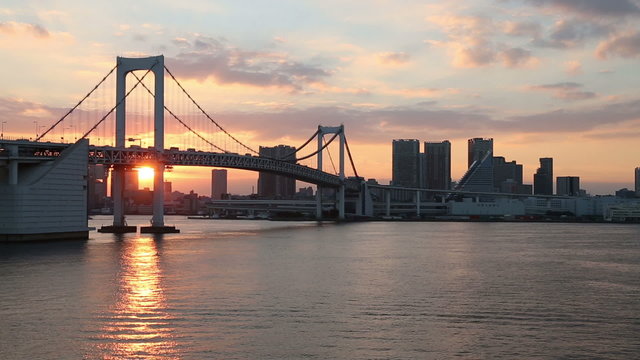 東京湾の夕日とレインボーブリッジ