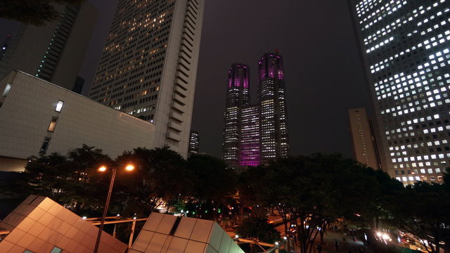 東京都庁ライトアップと新宿高層ビル街