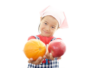フルーツを持つ女の子