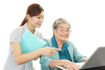 Obraz premium パソコンを学ぶ高齢者