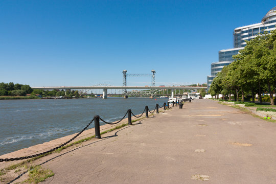 Вид на городскую набережную и реку
