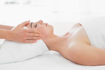 Obraz na płótnie Canvas Hands massaging woman's face at beauty spa