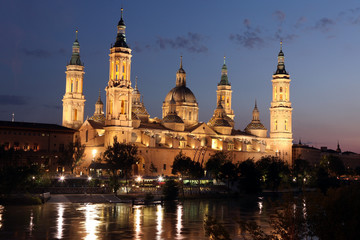 Fototapeta na wymiar Widok bazyliki Virgen del Pilar i rzeki Ebro, ¯ar