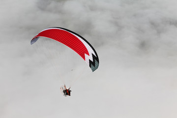 Paramoteur Ulm au dessus des nuages