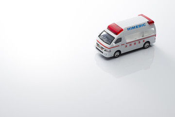 白背景に救急車のミニカー © kai