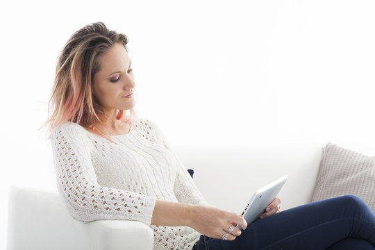 Jeune femme avec tablette digitale