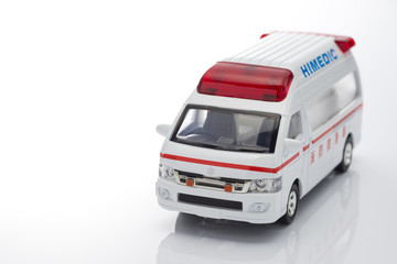 白背景に救急車のミニチュアカー © kai
