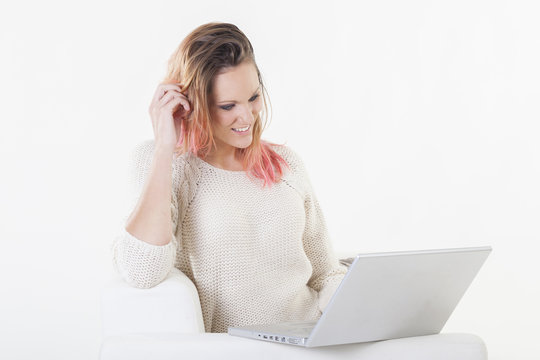 Jeune femme avec ordinateur portable