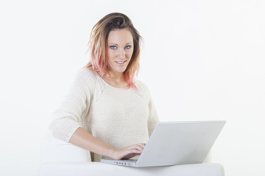 Jeune femme avec ordinateur portable