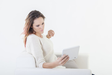 Naklejka premium Jeune femme avec tablette digitale