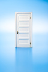 青色の背景に扉の模型