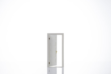 白色の背景に扉の模型