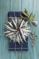 Sardinas frescas en la mesa de la cocina.