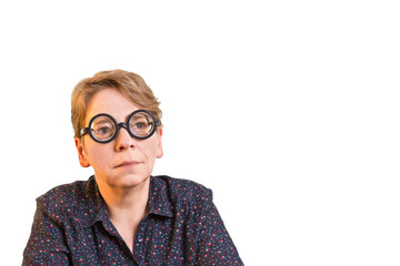 Denkende Frau mit dicker Brille