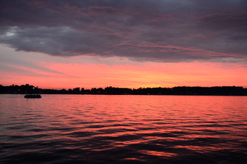 Fototapeta na wymiar Jezioro Wieczór
