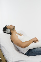 Obraz na płótnie Canvas Man listening to headphones