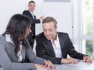 Kollegin hilft einem Kollegen