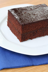 fetta di torta al cioccolato su piatto