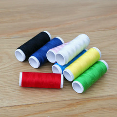 utensili per cucito e ricamo_ fili colorati