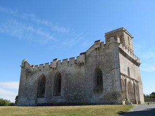 Fototapeta na wymiar Esnandes - Eglise Saint-Martin du XIIe siècle fortifiée au XIVe