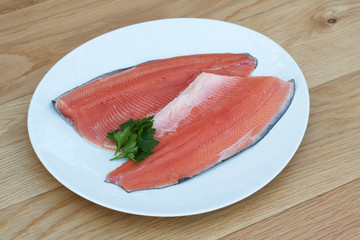 filetti di trota salmonata su piatto