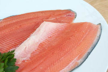filetti di trota salmonata su piatto