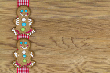 zwei Lebkuchenmännchen auf Holz