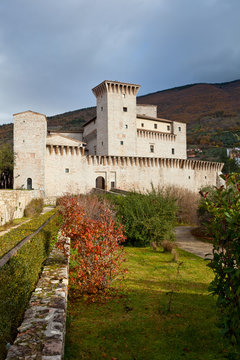 Gualdo Tadino, la Rocca Flea in autunno