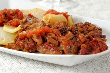 Braciole stufate con patate e wurstel