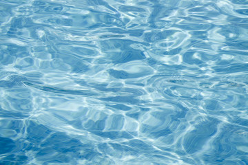 Eau bleu d'une piscine
