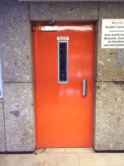 Tür zum Aufzug in einem Hochhaus