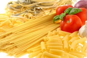 formati misti di pasta cruda su sfondo bianco