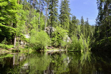 Fototapeta na wymiar Górskie jeziorko