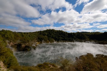 Fototapeta na wymiar Parzenie geotermicznych krateru i jezioro w Waimangu Thermal Park