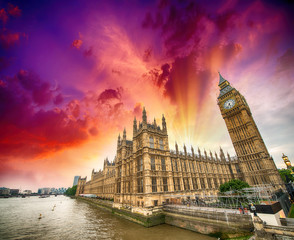 Houses of Parliament and River Thames, London. Beautiful wide an - obrazy, fototapety, plakaty