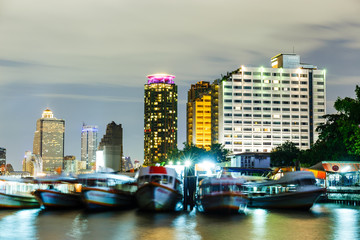 Fototapeta premium Bangkok skyline at night