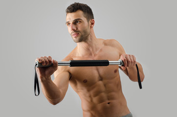 Bodybuilder training with a bendy bar.